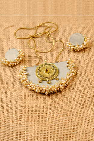 White Neck Piece with 2 Earrings