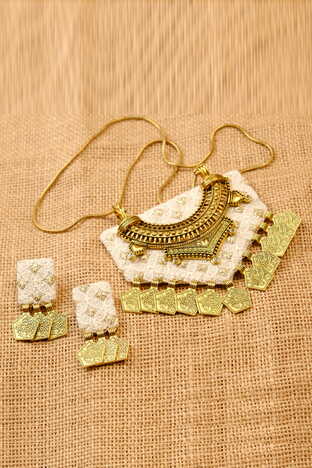 White with Gold Neck Piece with 2 Earrings(Gold Ginnis)